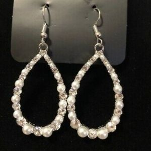 Pearl and rhinestone earring